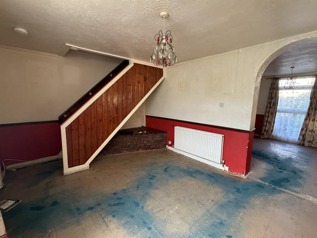 Lot: 35 - HOUSE IN NEED OF IMPROVEMENT - View of Living Room in House in Need of Improvement